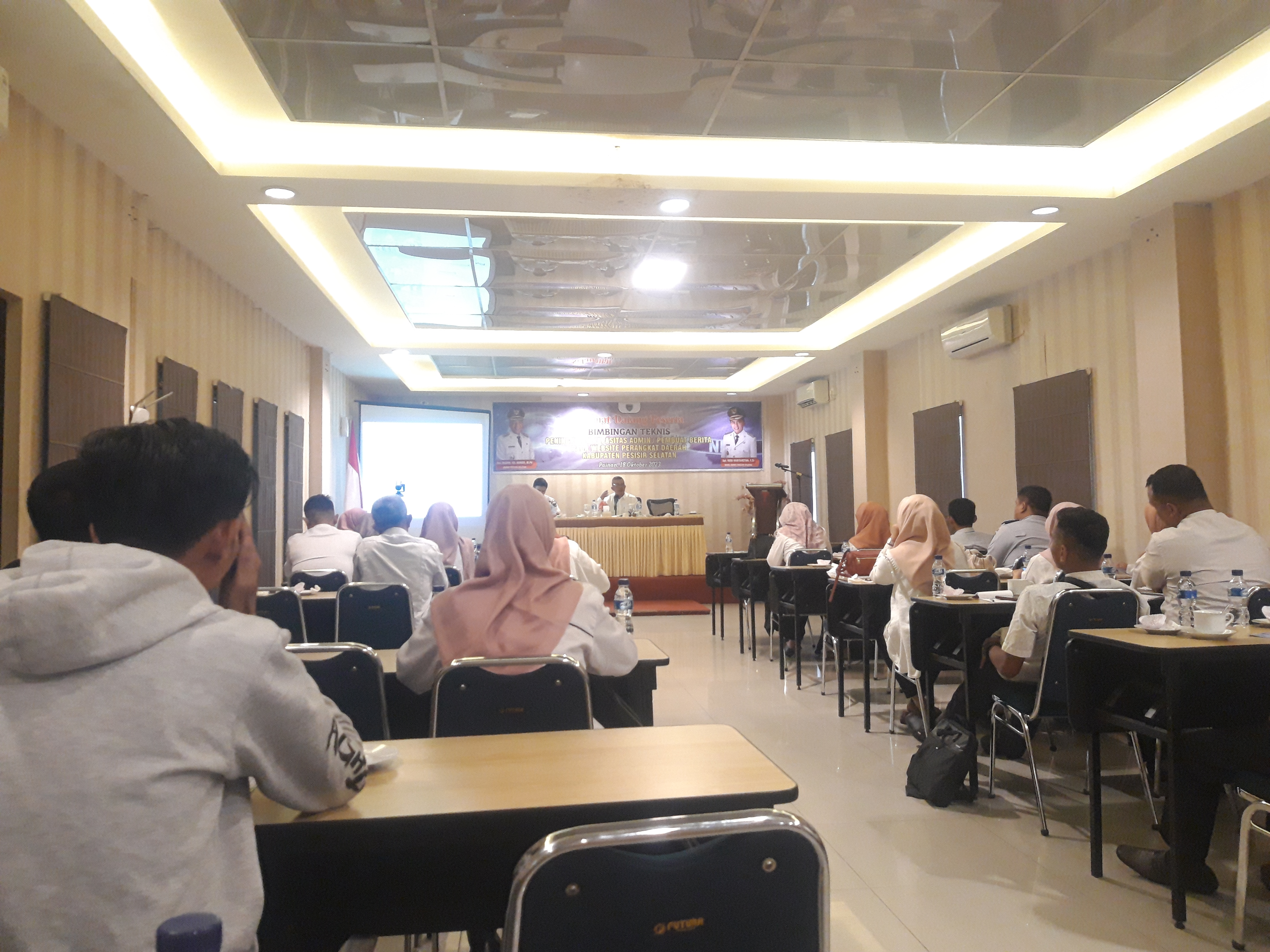 PERANGKAT DAERAH KABUPATEN PESISIR SELATAN SIAP UPLOAD BERITA, DISKOMINFO ADAKAN BIMBINGAN TEKNIS