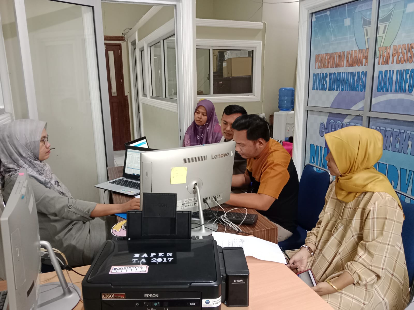 Pertemuan dengan Dinas Kominfo Kab. Pesisir Selatan membahas pengembangan dan permasalahan SIMPADEH