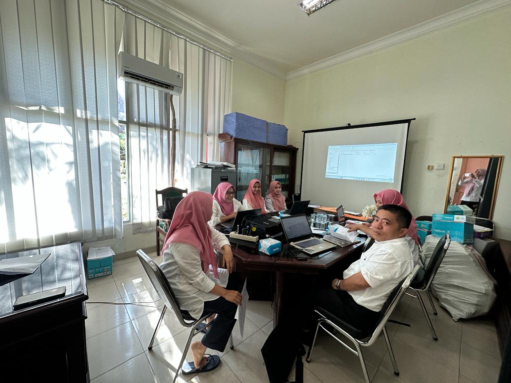 Bagian Sekretariat BPKPAD Kab. Pesisir Selatan mengikuti Rapat Verifikasi Data Matriks Renaksi RB da