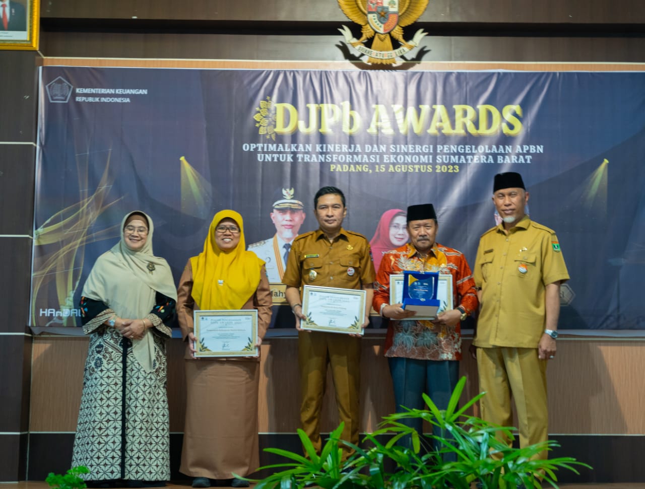 BPKPAD menerima piagam penghargaan DJPb Awards 2023 Kategori Pengelolaan Keuangan Daerah Terefektif 