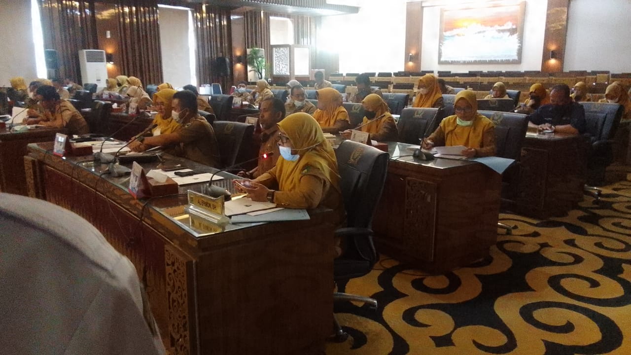 MENGHADIRI RAPAT PANITIA KHUSUS (PANSUS) Komisi II DPRD TENTANG LKPJ BUPATI PESISIR SELATAN TA 2021