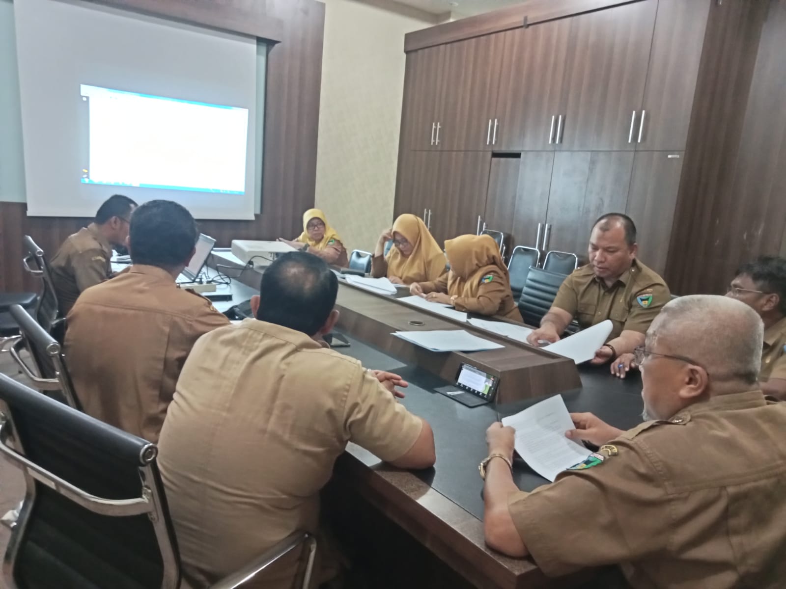 Rapat membahas Rancangan Peraturan Bupati Pesisir Selatan Tahun 2023 tentang pemberian THR dan Gaji 